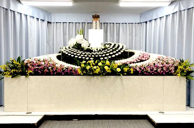 茨木市の御葬儀は「あい友社」 - 家族葬プランの祭壇